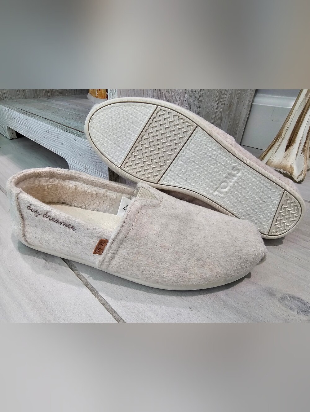 TOMS Women's Slip-On Fuzzy Faux Fur Cream Slippers Size 6 New